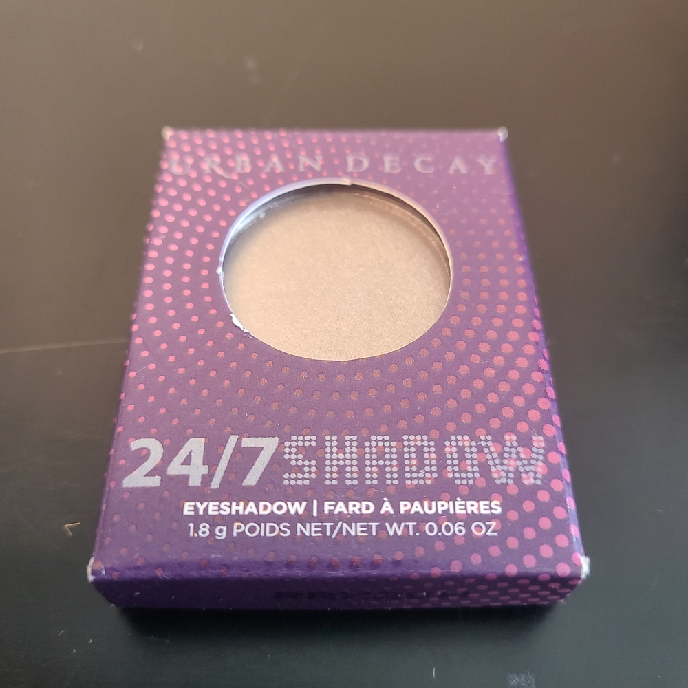 Urban Decay 24/7 Eyeshadow Mushroom Color.